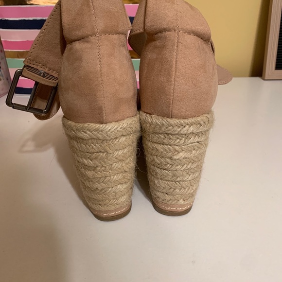 Universal Thread Heels - Picture 3 of 7